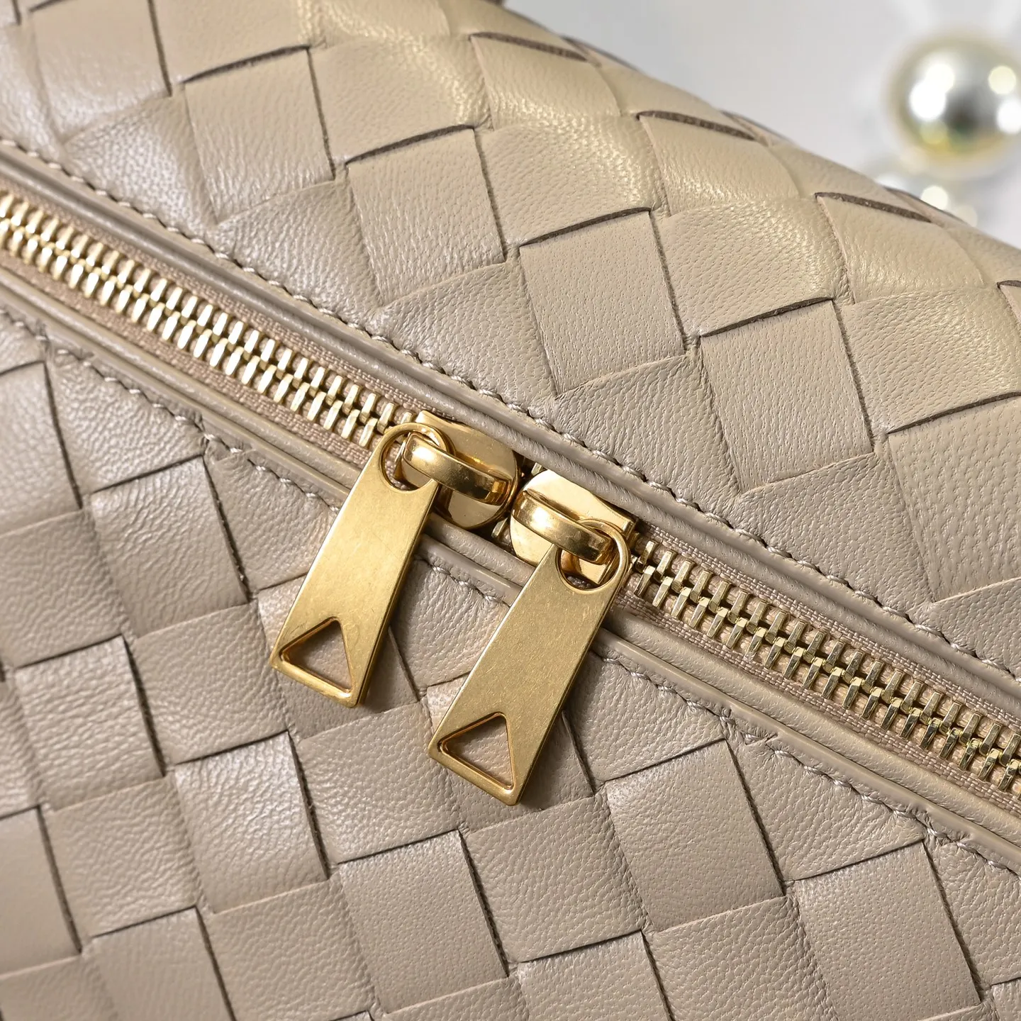 Batch 1360 Bottega Veneta 24 spring and summer woven zipper crossbody bag. A crossbody bag that can be used as a cosmetic bag. The exquisite weaving and compact body are an indispensable accessory for the upcoming summer. The double zipper also better protects the bag. It has a large capacity. If you like it, don’t miss it. Style number: 9109 Size: 22*12.5*5cm
